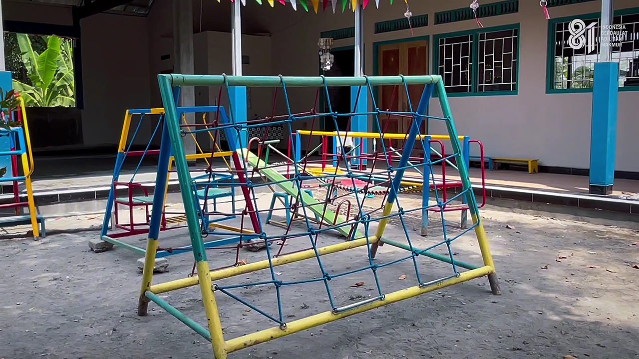 Keceriaan di Taman Bermain Playground Sekolah